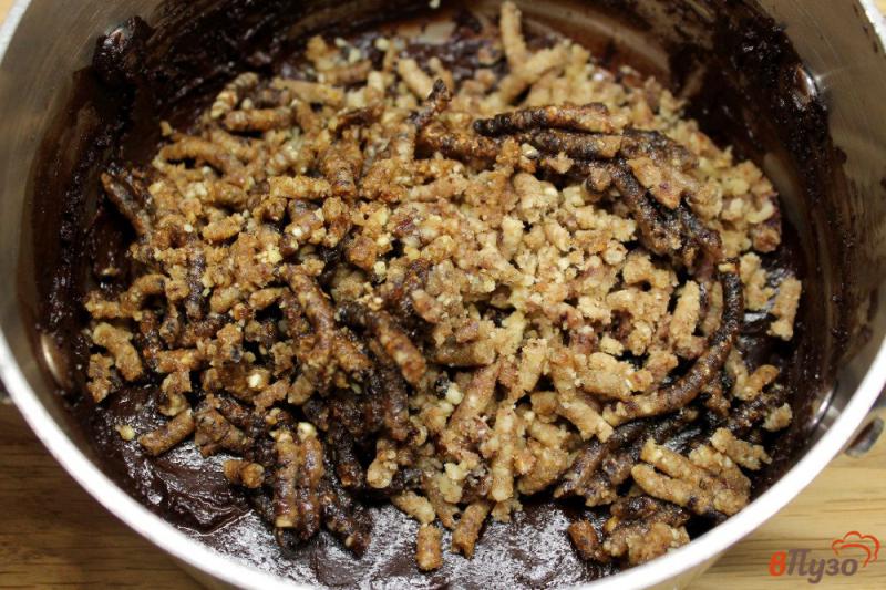 Фото приготовление рецепта: Шоколадные батончики с орехами, имбирем и черносливом шаг №4