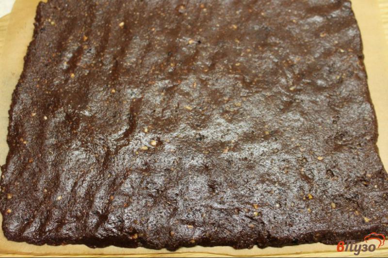 Фото приготовление рецепта: Шоколадные батончики с орехами, имбирем и черносливом шаг №5