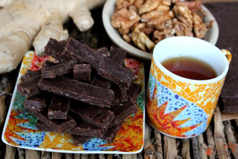 Фото приготовление рецепта: Шоколадные батончики с орехами, имбирем и черносливом шаг №6