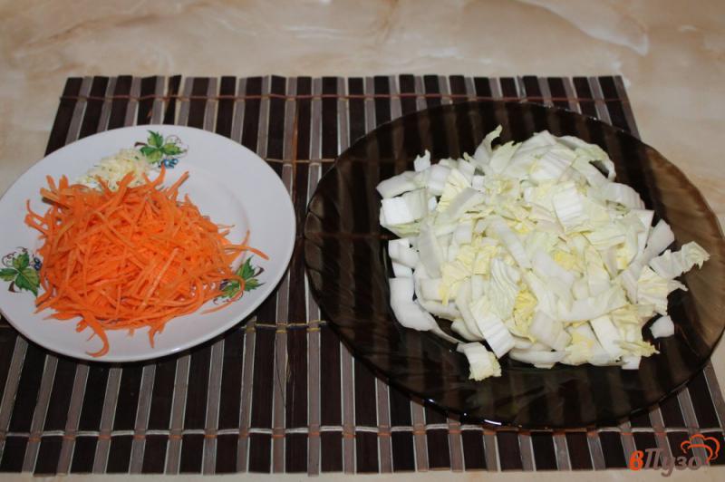 Фото приготовление рецепта: Маринованная пекинская капуста с морковью шаг №2