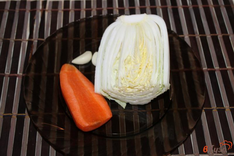 Фото приготовление рецепта: Маринованная пекинская капуста с морковью шаг №1