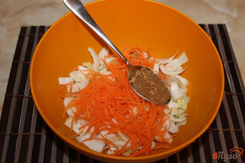 Фото приготовление рецепта: Маринованная пекинская капуста с морковью шаг №3