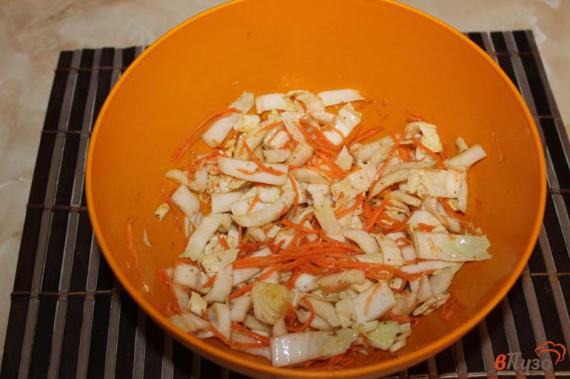 Фото приготовление рецепта: Маринованная пекинская капуста с морковью шаг №5