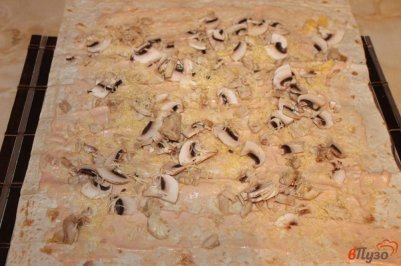 Фото приготовление рецепта: Фаршированный запеченный лаваш с мясом, грибами и сыром шаг №4
