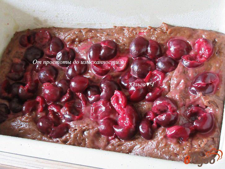 Фото приготовление рецепта: Шоколадная постная шарлотка с вишней шаг №5