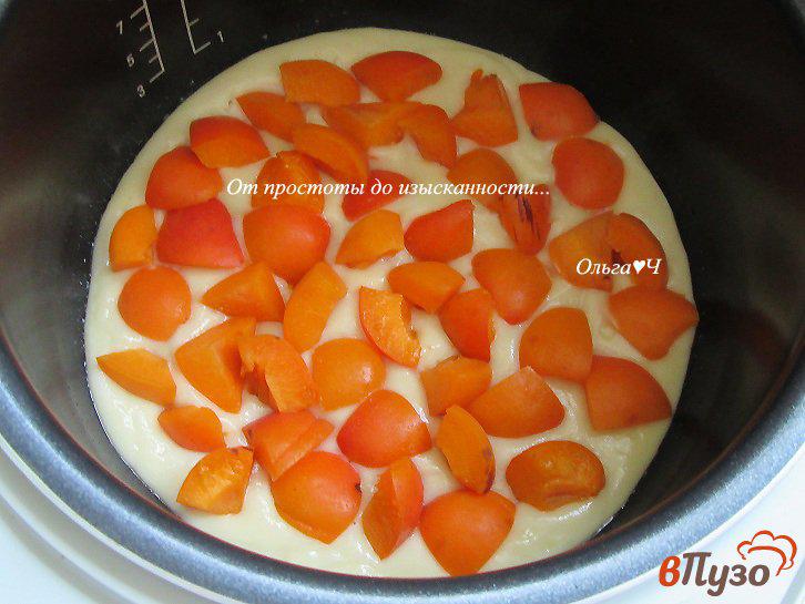 Фото приготовление рецепта: Пирог с абрикосами в мультиварке шаг №3