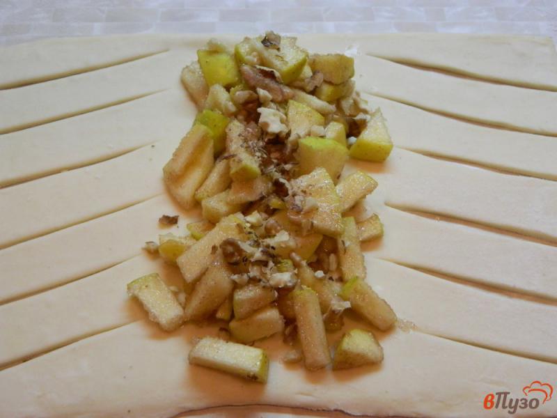 Фото приготовление рецепта: Яблочный штрудель из слоеного теста шаг №4