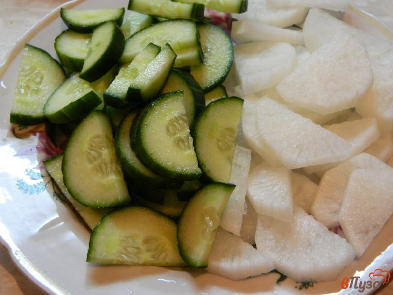 Фото приготовление рецепта: Салат из дайкона с болгарским перцем и огурцом шаг №1