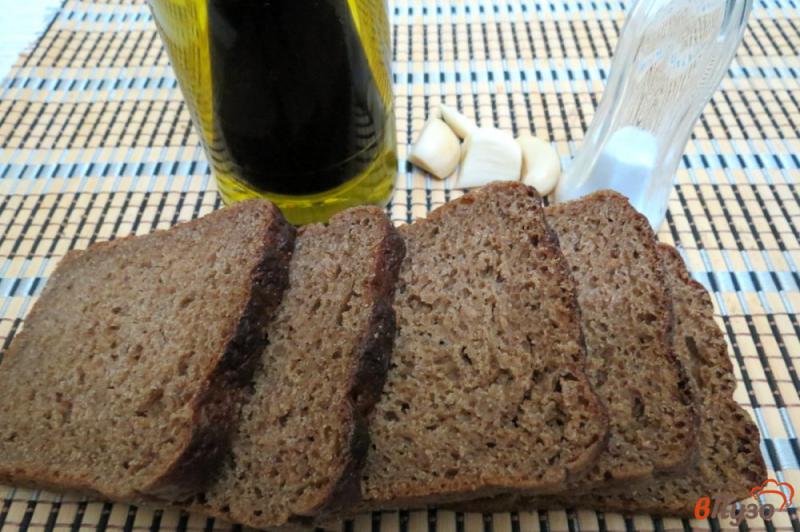 Фото приготовление рецепта: Гренки из чёрного хлеба шаг №1
