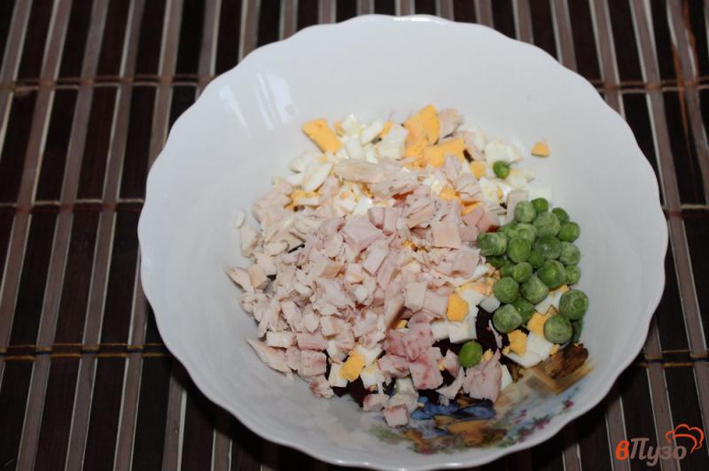 Фото приготовление рецепта: Салат из свеклы, копченой курицы и яиц шаг №3