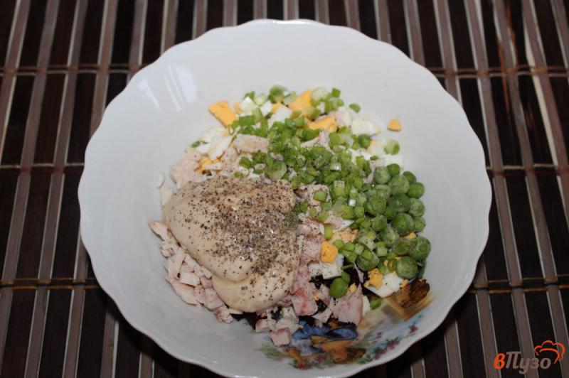 Фото приготовление рецепта: Салат из свеклы, копченой курицы и яиц шаг №4