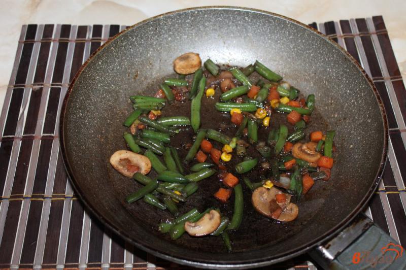 Фото приготовление рецепта: Картофель с фасолью, грибами и кукурузой в соевом соусе шаг №4