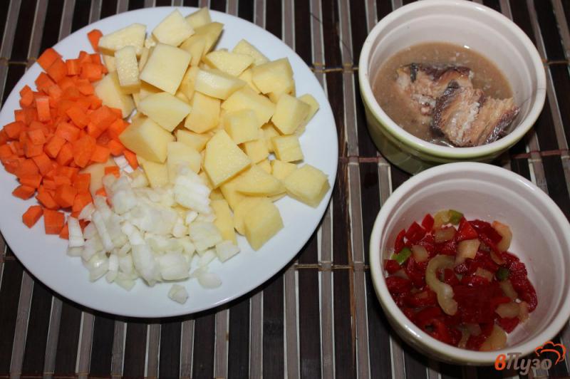 Фото приготовление рецепта: Суп с рыбными консервами и яйцом шаг №1