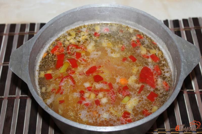 Фото приготовление рецепта: Суп с рыбными консервами и яйцом шаг №4