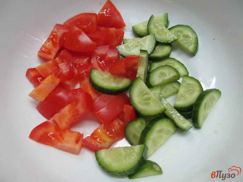 Фото приготовление рецепта: Салат из помидора оливок с сыром шаг №1