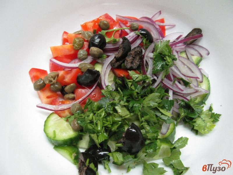Фото приготовление рецепта: Салат из помидора оливок с сыром шаг №3