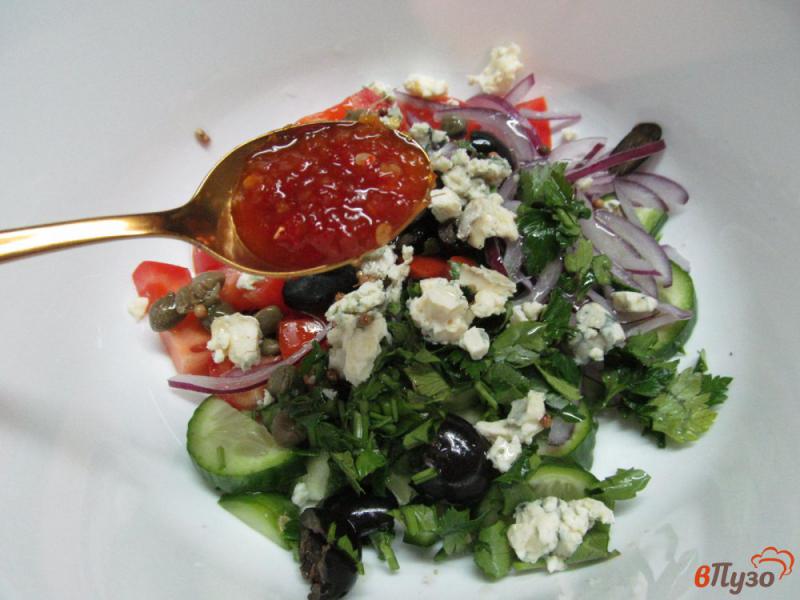 Фото приготовление рецепта: Салат из помидора оливок с сыром шаг №4