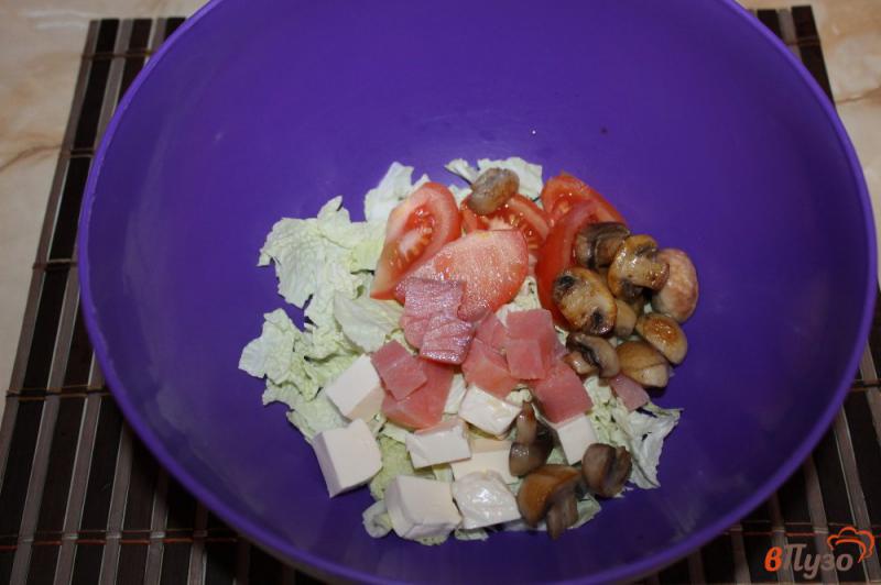 Фото приготовление рецепта: Салат из пекинской капусты с перепелиными яйцами, грибами и семгой шаг №6