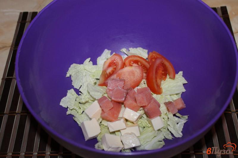 Фото приготовление рецепта: Салат из пекинской капусты с перепелиными яйцами, грибами и семгой шаг №5