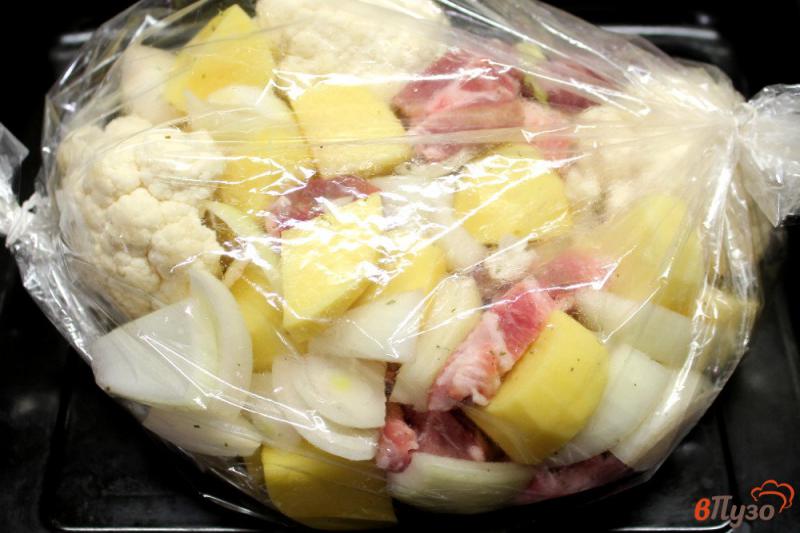 Фото приготовление рецепта: Ошеек с картофелем и цветной капустой в рукаве шаг №5