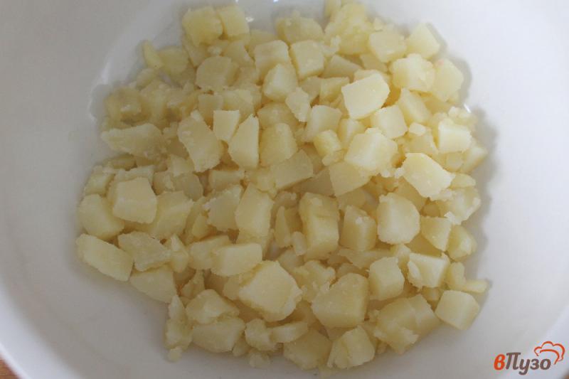 Фото приготовление рецепта: Салат из картофеля колбасы и перца шаг №1