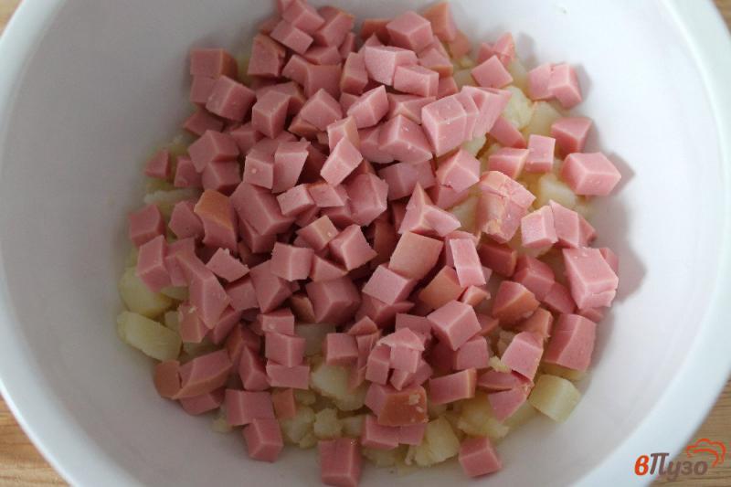 Фото приготовление рецепта: Салат из картофеля колбасы и перца шаг №2