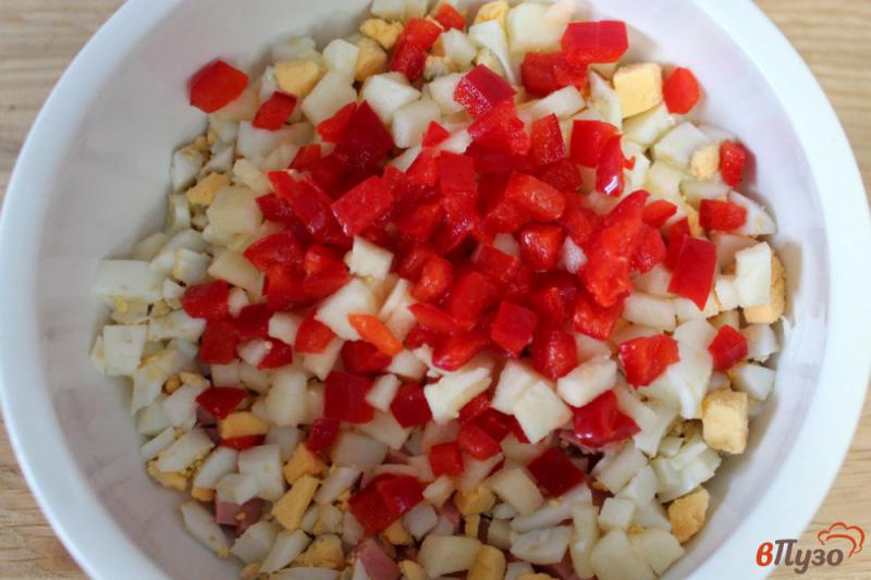 Фото приготовление рецепта: Салат из картофеля колбасы и перца шаг №4