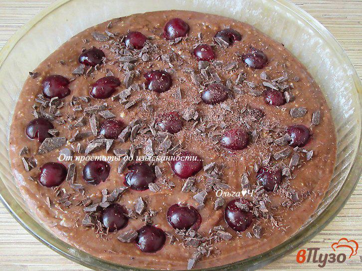Фото приготовление рецепта: Шоколадный пирог с миндалем и вишней шаг №4