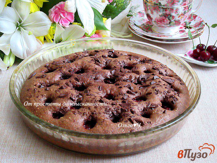 Фото приготовление рецепта: Шоколадный пирог с миндалем и вишней шаг №6