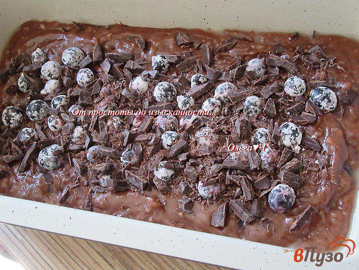 Фото приготовление рецепта: Шоколадный кекс с черной смородиной и фундуком шаг №5