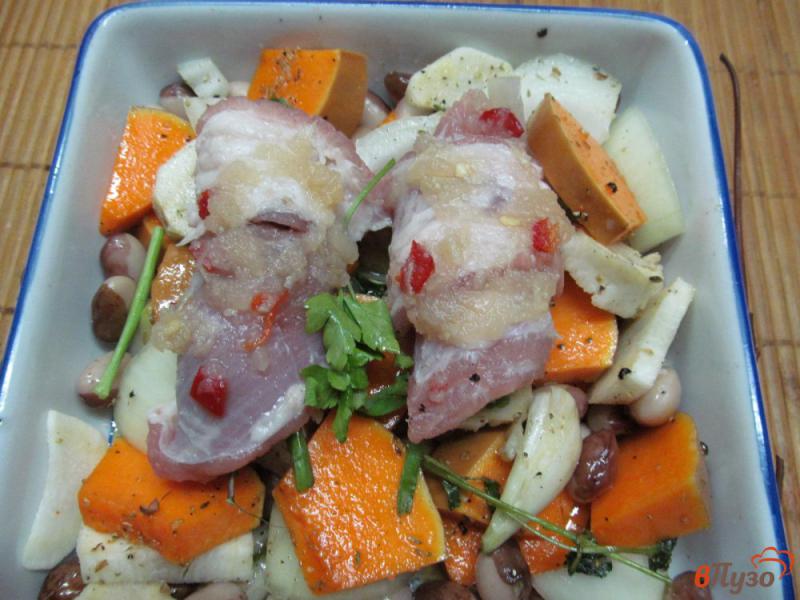 Фото приготовление рецепта: Запеченные овощи с рулетами из свинины шаг №3