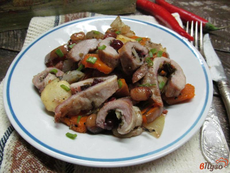 Фото приготовление рецепта: Запеченные овощи с рулетами из свинины шаг №4