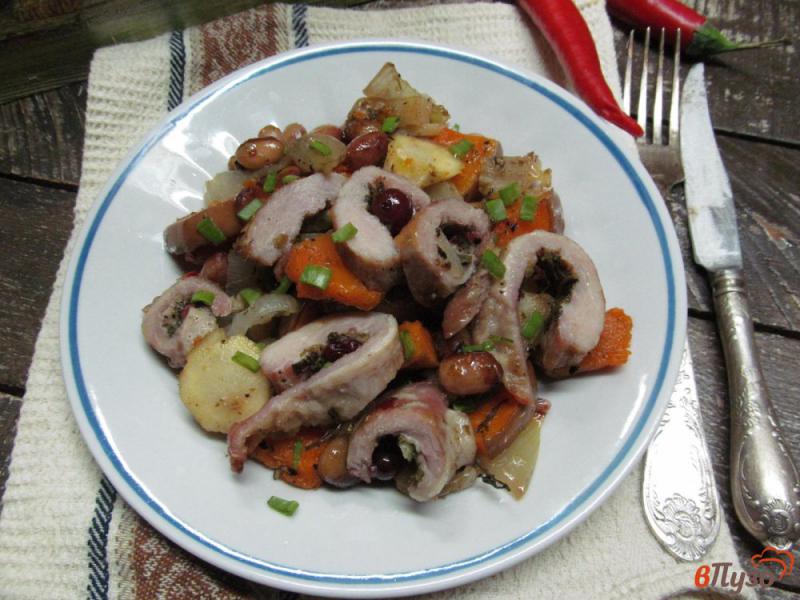 Фото приготовление рецепта: Запеченные овощи с рулетами из свинины шаг №5