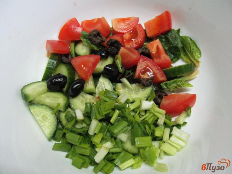 Фото приготовление рецепта: Итальянский салат панцанелла с томатной заправкой шаг №4