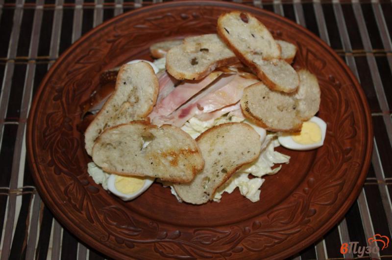 Фото приготовление рецепта: Салат «Цезарь» с копченой курицей и перепелиными яйцами шаг №6