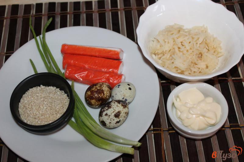 Фото приготовление рецепта: Закусочные шарики из риса с крабовыми палочками и кунжутом шаг №1