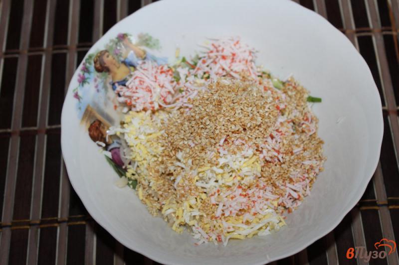 Фото приготовление рецепта: Закусочные шарики из риса с крабовыми палочками и кунжутом шаг №4