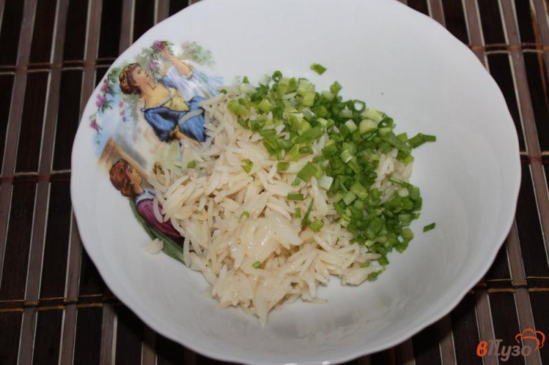 Фото приготовление рецепта: Закусочные шарики из риса с крабовыми палочками и кунжутом шаг №2