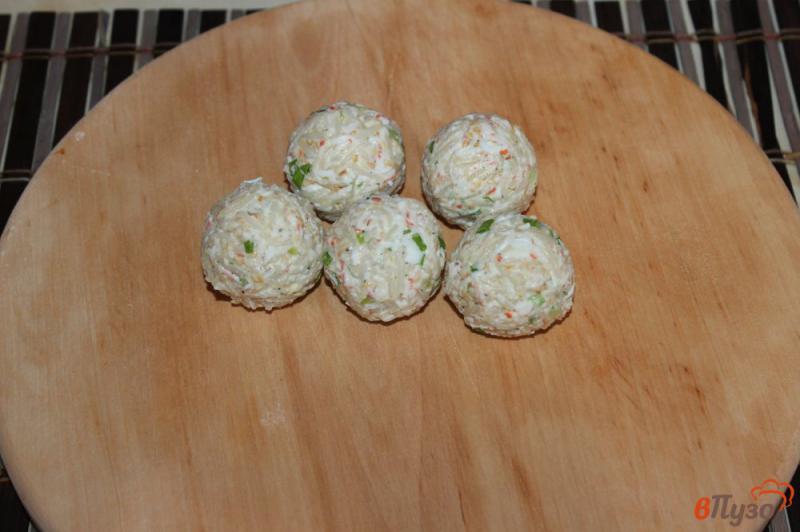 Фото приготовление рецепта: Закусочные шарики из риса с крабовыми палочками и кунжутом шаг №6