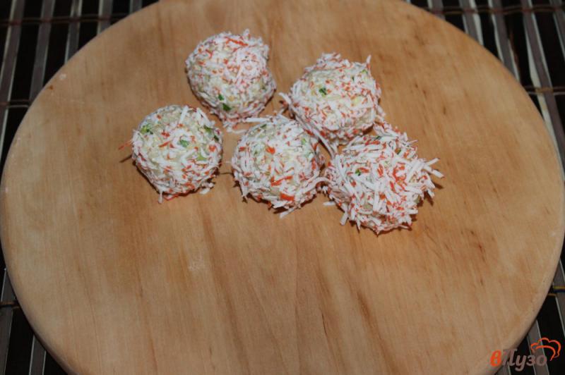Фото приготовление рецепта: Закусочные шарики из риса с крабовыми палочками и кунжутом шаг №7