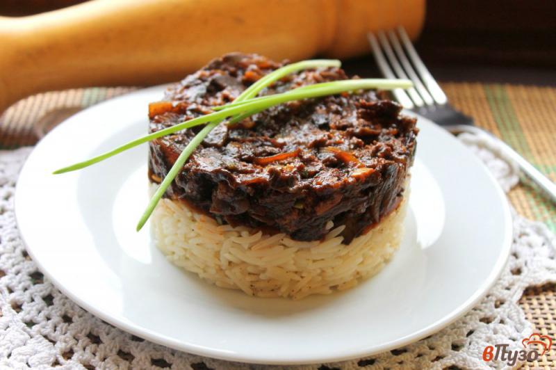 Фото приготовление рецепта: Отварной рис с подливой из грибов и печени шаг №7
