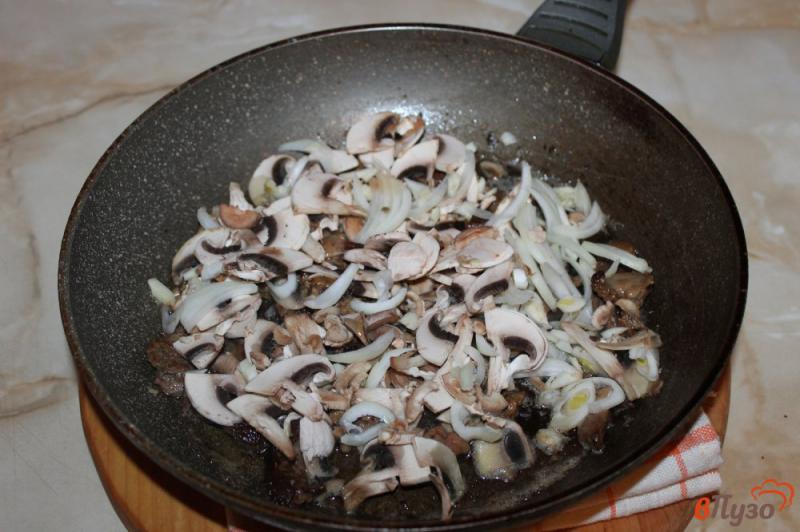 Фото приготовление рецепта: Отварной рис с подливой из грибов и печени шаг №4