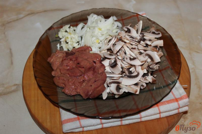 Фото приготовление рецепта: Отварной рис с подливой из грибов и печени шаг №2