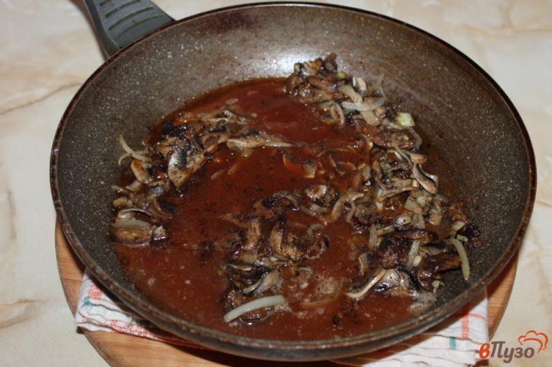 Фото приготовление рецепта: Отварной рис с подливой из грибов и печени шаг №5