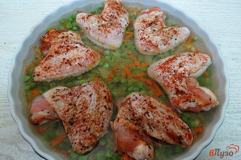Фото приготовление рецепта: Рис с куриными крылышками и горошком шаг №7