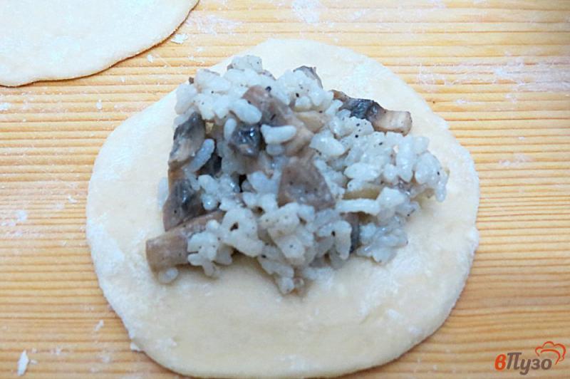 Фото приготовление рецепта: Пирожки с начинкой из грибов и риса шаг №12