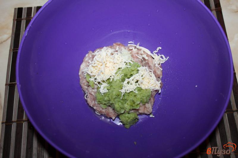 Фото приготовление рецепта: Фрикадельки из свинины с брокколи в сметанном соусе шаг №2
