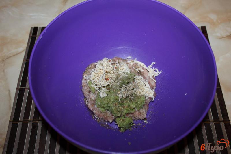 Фото приготовление рецепта: Фрикадельки из свинины с брокколи в сметанном соусе шаг №3