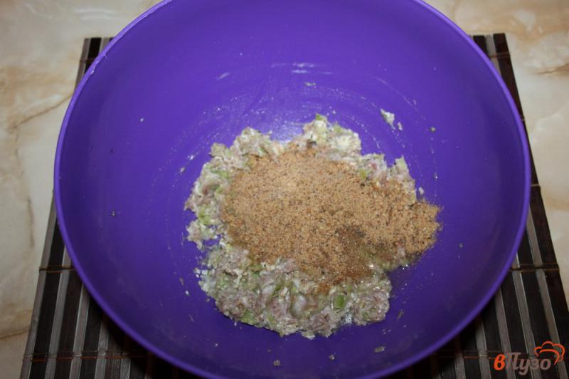Фото приготовление рецепта: Фрикадельки из свинины с брокколи в сметанном соусе шаг №4