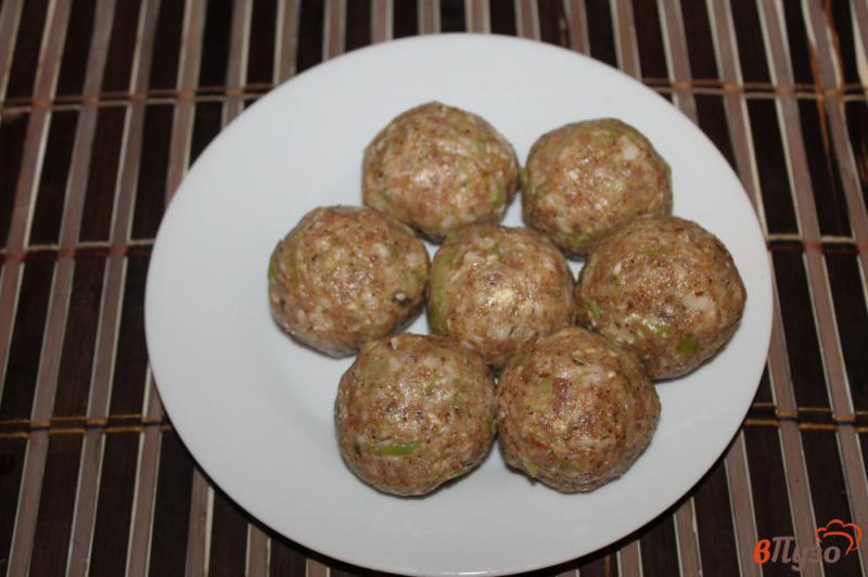 Фото приготовление рецепта: Фрикадельки из свинины с брокколи в сметанном соусе шаг №5